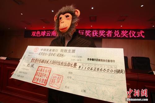 2015年12月23日，云南省昆明市，中午12時左右，位于昆明龍泉路上的云南省福利彩票發(fā)行中心迎來了云南彩市史上最大獎得主現(xiàn)場領取獎金，這位巨獎得主是一名老彩民，男性，來自云南昭通。云南昭通這次中出的1.1億巨獎是雙色球史上第20個億元獎，也是全國彩市的第31個。 圖片來源：視覺中國