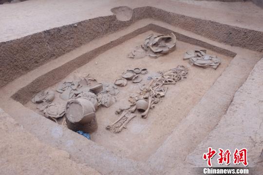 近日，貴州省遵義市習(xí)水縣黃金灣先秦兩漢時期遺址考古發(fā)掘被中國國家文物局定為2015年度中國重要考古發(fā)現(xiàn)之一，記者現(xiàn)場探訪黃金灣考古現(xiàn)場。圖為漢代的豎穴土坑墓?！∑盐乃?攝