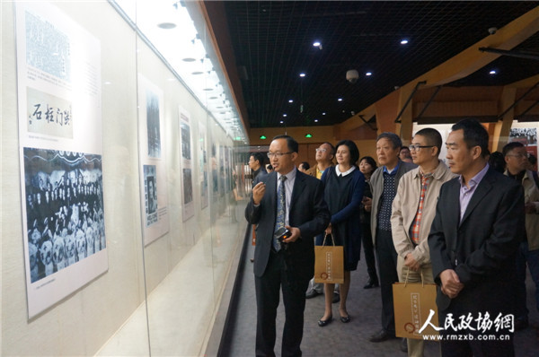 致公黨廣州市委專職副主委岳朝陽（左一）在為觀展嘉賓進(jìn)行解說。_副本
