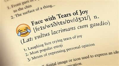 《牛津詞典》年度熱詞：網(wǎng)絡聊天emoji表情“笑cry”。