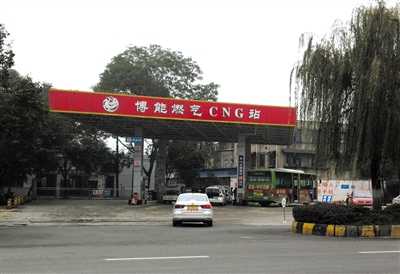 李曉梅違規(guī)幫助四川博能燃?xì)夤驹黾庸锰烊粴庵笜?biāo)。新京報記者 封莉 攝