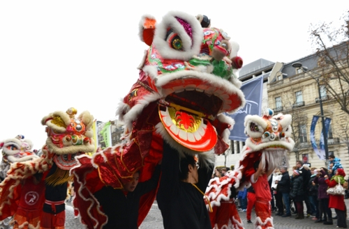1月1日，在法國(guó)巴黎，來自巴黎華埠的謝卓賢金龍醒獅武術(shù)隊(duì)在香榭麗舍大街表演舞獅。