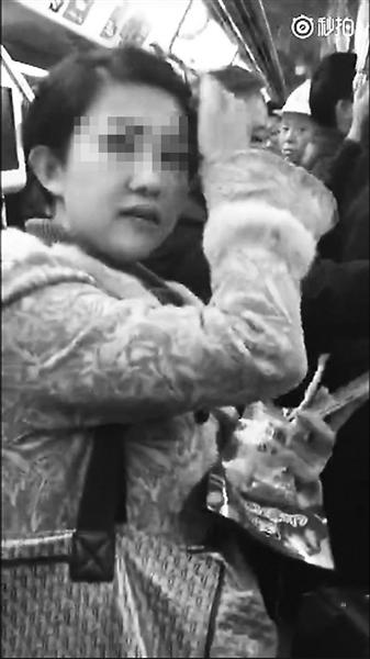 “地鐵鳳爪門”女主角拒認錯 自稱沒影響公共環(huán)境