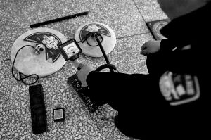 民警展示盜墓者使用的金屬探測儀。資料圖片