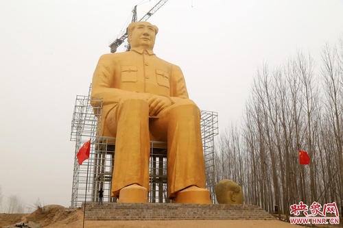 據(jù)當(dāng)?shù)卮迕窠榻B，這座毛主席像由幾名企業(yè)家投資建造，其中村里一部分人捐款數(shù)萬(wàn)元，設(shè)計(jì)高度為36.6米，總造價(jià)近300萬(wàn)元。