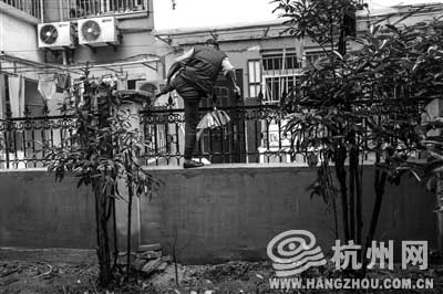 防盜門少裝一門把手 60歲大媽每天爬墻進(jìn)出