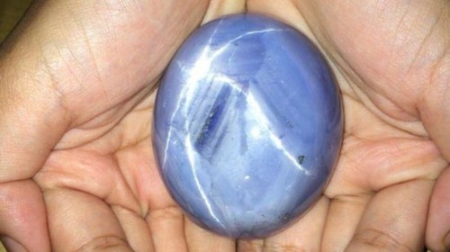 據(jù)BBC，斯里蘭卡寶石學(xué)會(huì)的成員在該國(guó)礦山中發(fā)現(xiàn)了重達(dá)1404.49克拉的藍(lán)星寶石，價(jià)值至少達(dá)1億美元。目前這顆寶石被起名為“亞當(dāng)之星”，據(jù)其所有人估計(jì)拍賣價(jià)格能夠達(dá)到1.75億美元。
