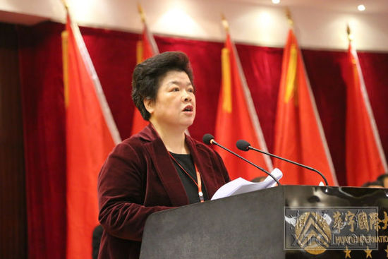 湘潭市政協(xié)主席周放良代表政協(xié)湘潭市十一屆委員會常務(wù)委員會向大會作工作報告。