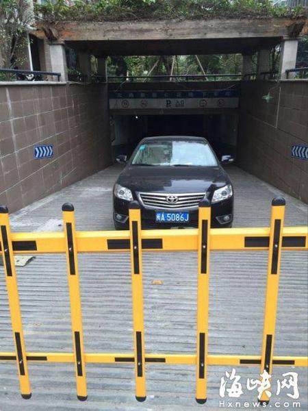 福州一小區(qū)現(xiàn)“任性”女車主 堵地庫(kù)入口兩天