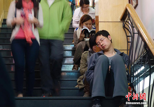  資料圖：2014年4月10日，已近午夜，位于北京美術(shù)館東街的三聯(lián)韜奮書(shū)店內(nèi)燈火通明，顧客絡(luò)繹不絕，書(shū)店還為顧客提供了桌椅臺(tái)燈方便閱讀。這家已有20余年歷史的書(shū)店成為北京嘗試24小時(shí)開(kāi)放的書(shū)店之一。<a target='_blank' href='http://www.chinanews.com/'>中新社</a>發(fā) 杜洋 攝