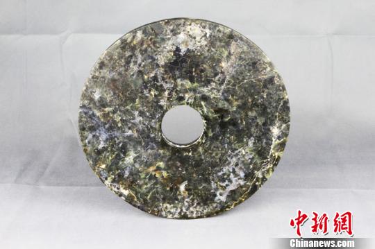 刻紋玉璧。　南京博物院供圖 攝