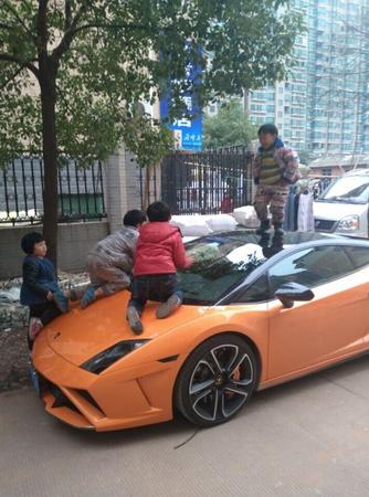 圖為2014年在網(wǎng)上流傳的蘭博基尼被虐照。這輛蘭博基尼停在路邊,一個(gè)“熊孩子”站在車頂,引擎蓋上也趴著兩個(gè)。這是一輛 2011 款的 Gallardo,車已停產(chǎn),售價(jià)在400萬(wàn)左右。
