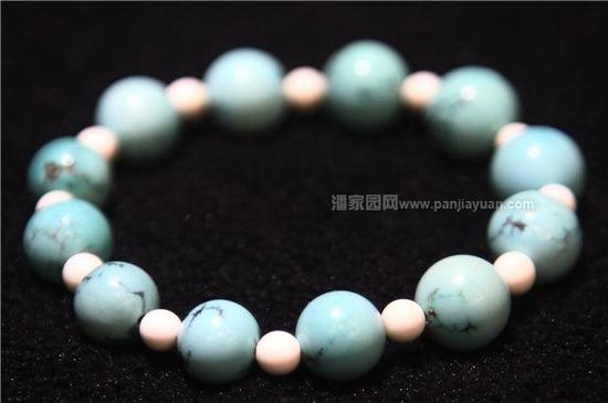 綠松石因其美麗的顏色和花紋深受古今中外人們的喜愛，隨著玉石市場的發(fā)展，綠松石的仿制品也躍躍欲試，開始蒙騙消費者，注膠是最常見的，而且只能靠專業(yè)儀器才能檢驗，其次就是用菱鎂礦染色，還有用樹脂仿制。