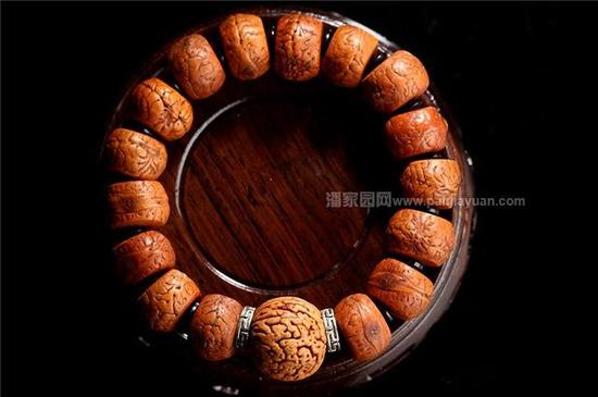 文玩圈中使用其他籽來冒充小鳳眼已經不是秘密了，鳳眼菩提的價格是尺寸越小的越貴，，而酸棗核尺寸小的很多，而且有些酸棗核價格稍微便宜一點，所以有些人把酸棗核冒充鳳眼賣。