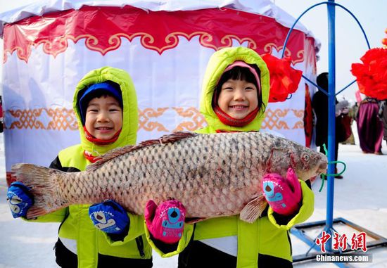 2016年01月16日，遼寧省沈陽(yáng)市，為期一個(gè)半月的第四屆遼寧康平臥龍湖大遼文化冬捕節(jié)在沈陽(yáng)市康平縣臥龍湖開(kāi)幕，期間舉行遼代祭祖儀式、祭湖醒網(wǎng)儀式、觀看北方傳統(tǒng)古法捕魚(yú)、品嘗魚(yú)頭湯、看雪雕、逛廟會(huì)等豐富多彩的系列活動(dòng)。臥龍湖位于沈陽(yáng)北部，面積127.5平方公里，是遼寧省最大的平原淡水湖。當(dāng)?shù)氐拇筮|文化冬捕節(jié)已經(jīng)連續(xù)舉辦三屆，遼代元素貫穿整個(gè)冬捕活動(dòng)，成為遼寧北部地區(qū)獨(dú)具特色的冬季旅游品牌。視覺(jué)中國(guó)