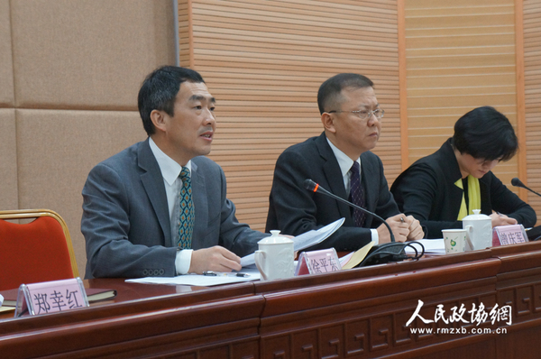致公黨福建省委常委、致公黨廈門(mén)市委主委徐平東（左一）作第六屆常委會(huì)工作報(bào)告。 拷貝