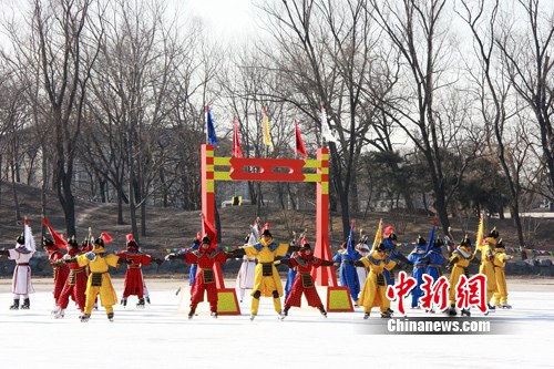 2011年，清代歷史上被視為“國俗”的冰嬉表演重現(xiàn)古都北京。 應(yīng)妮 攝
