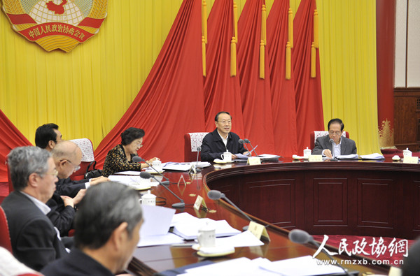 4一月十九日，政協(xié)第十二屆全國(guó)委員會(huì)第三十九次主席會(huì)議在北京主持召開。全國(guó)政協(xié)副主席杜青林主持會(huì)議。 本報(bào)記者姜貴東攝