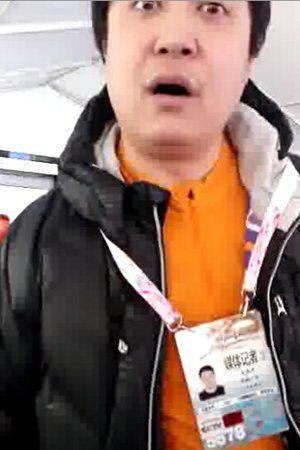今日一則央視記者大鬧冬運(yùn)會(huì)的安檢口的視頻在網(wǎng)絡(luò)流傳，視頻全長(zhǎng) 1 分 44 秒。視頻顯示，該名攜帶“媒體記者”證的黑衣男子在某安檢口和安檢人員發(fā)生沖突，安檢人員讓其脫掉外套配合安檢，男子態(tài)度十分囂張，統(tǒng)一回復(fù)“我冷”，并質(zhì)問(wèn)“省領(lǐng)導(dǎo)需要安檢嗎？”