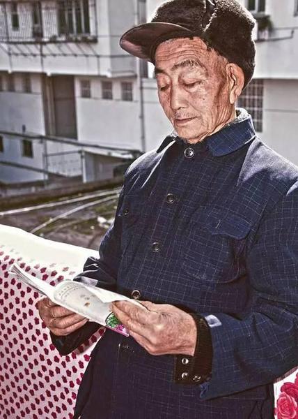 酷斃了！孫子給85歲爺爺拍了一組街拍照