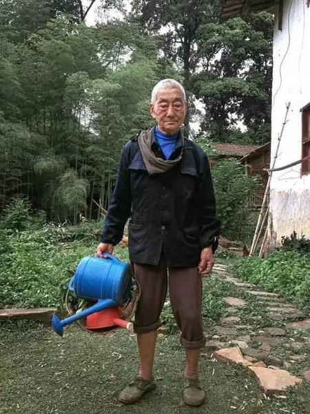 酷斃了！孫子給85歲爺爺拍了一組街拍照