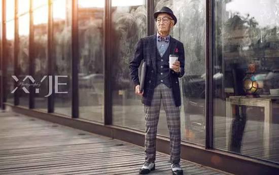 酷斃了！孫子給85歲爺爺拍了一組街拍照