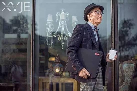 酷斃了！孫子給85歲爺爺拍了一組街拍照