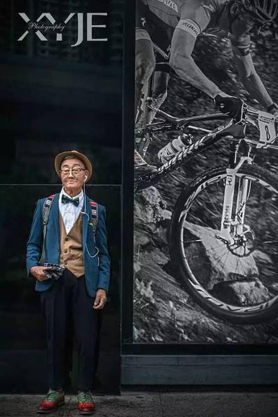 酷斃了！孫子給85歲爺爺拍了一組街拍照