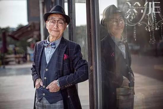 酷斃了！孫子給85歲爺爺拍了一組街拍照