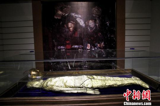 圖為內(nèi)蒙古文物考古研究所藏遼·銀絲網(wǎng)絡(luò)，內(nèi)蒙古通遼市奈曼旗青龍山遼陳國公主墓出土的陳國公主駙馬所戴，駙馬都尉蕭紹矩，遼仁德皇后之兄，為泰寧軍節(jié)度使、檢校太師，死時年僅三十五歲。　崔佳明　攝