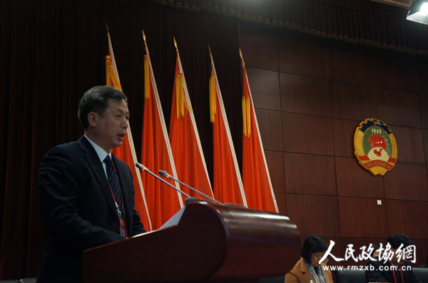 廈門市湖里區(qū)政協(xié)主席林凡作常委會(huì)工作報(bào)告。