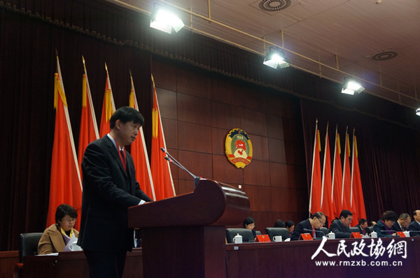 廈門市湖里區(qū)政協(xié)黨組副主席陳雄輝作提案工作報(bào)告。