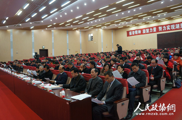 廈門市湖里區(qū)政協(xié)委員在認(rèn)真聽取和審議常委會(huì)工作報(bào)告。