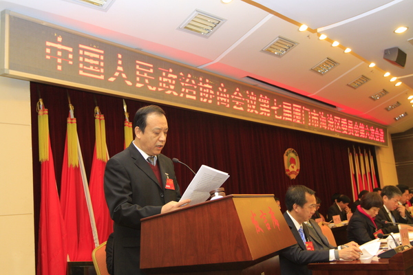 廈門市海滄區(qū)政協(xié)主席許成福作常委會工作報告。