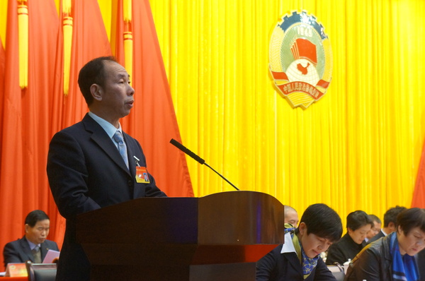 廈門(mén)市思明區(qū)政協(xié)主席陳炳良作常委會(huì)工作報(bào)告。