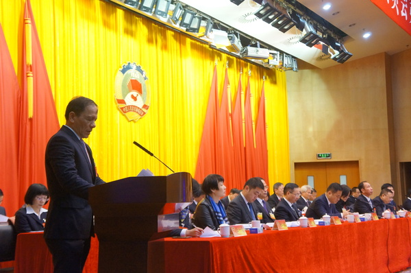 廈門(mén)市思明區(qū)政協(xié)副主席黃嘉斌作提案工作報(bào)告。