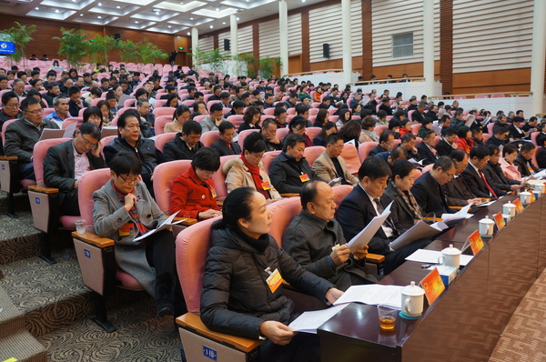 廈門(mén)市思明區(qū)政協(xié)委員在認(rèn)真聽(tīng)取和審議常委會(huì)工作報(bào)告。