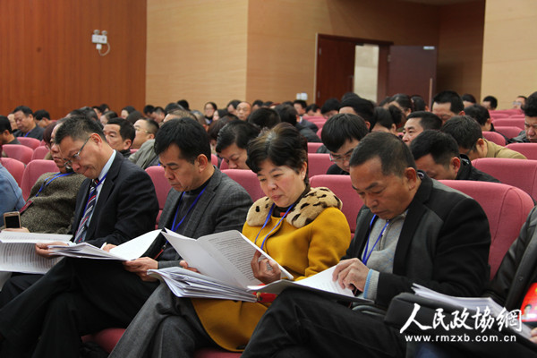 區(qū)政協(xié)委員在認真聽取和審議常委會工作報告和提案工作報告。