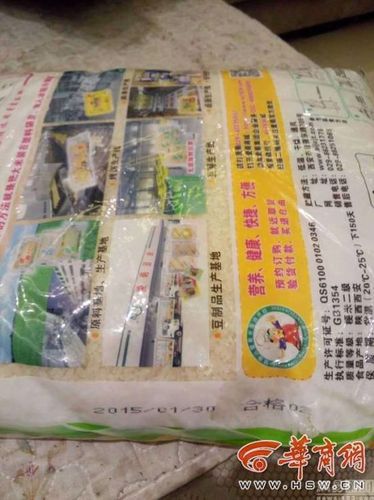 在蓮湖區(qū)大興新區(qū)做環(huán)衛(wèi)工的李賀(化名)遇到一件堵心事，前幾天陜西一家公司來獻(xiàn)愛心，慰問環(huán)衛(wèi)工，給每位環(huán)衛(wèi)工發(fā)米面油。他把這些東西領(lǐng)回去后，卻意外地發(fā)現(xiàn)大米過期了。