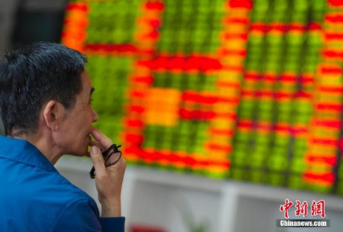 1月5日，?？谀匙C券交易大廳的股民。 <a target='_blank' href='http://www.chinanews.com/'>中新社</a>記者 駱云飛 攝