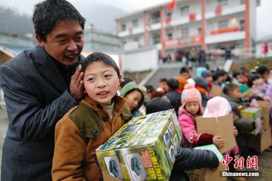 資料圖。1月22日，四川省綿陽市北川縣桃龍鄉(xiāng)鐵龍村舉辦留守兒童新年禮物發(fā)放活動。<a target='_blank' href='http://www.chinanews.com/'>中新社</a>記者 王駿 攝