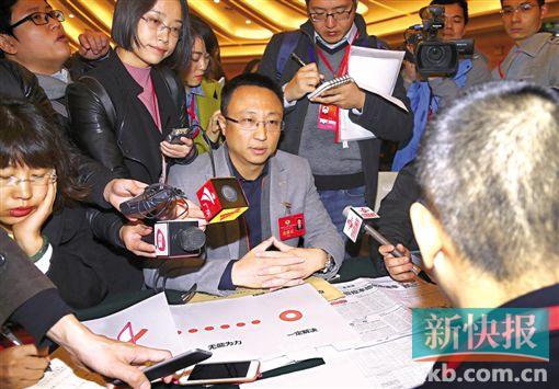 政協(xié)委員曹志偉在廣州市城管委問政。新快報(bào)記者 畢志毅/攝