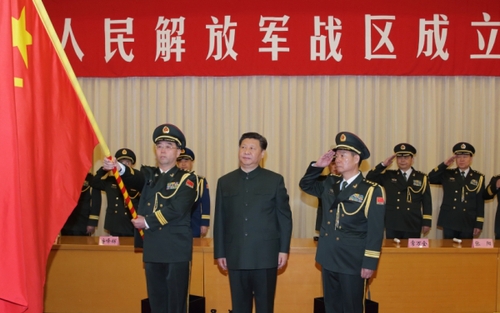 這是習近平將軍旗授予中部戰(zhàn)區(qū)司令員韓衛(wèi)國、政治委員殷方龍。