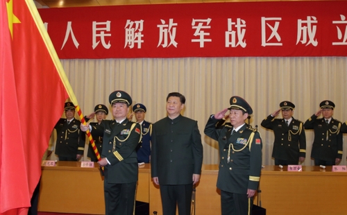 這是習近平將軍旗授予南部戰(zhàn)區(qū)司令員王教成、政治委員魏亮。
