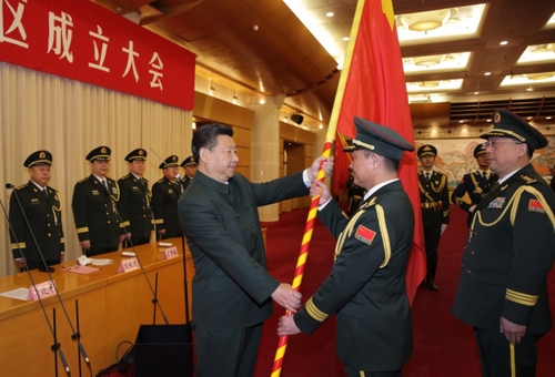 這是習近平將軍旗授予東部戰(zhàn)區(qū)司令員劉粵軍、政治委員鄭衛(wèi)平。