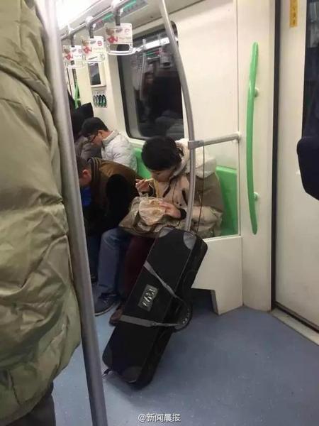 下一次，她是不是要在地鐵上吃火鍋？