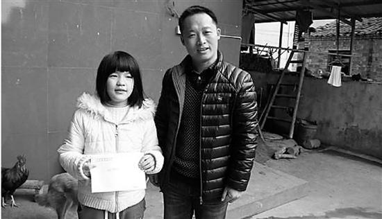 徐建新與楊思慧。盡管面對困難，徐校長仍然保持微笑，他希望教會學(xué)生要堅強樂觀。
