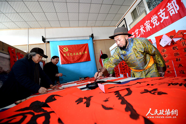 北京宋莊藝術(shù)家黨支部書(shū)記巴特爾和藝術(shù)家們一起寫(xiě)春聯(lián)送群眾。_副本