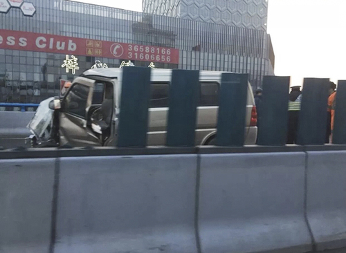 公交逆行撞面包車(chē) 20年駕齡老司機(jī)不聽(tīng)售票員提醒