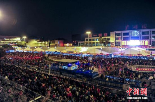 2月2日凌晨，廣州火車站廣場(chǎng)擠滿了被滯留的旅客。 <a target='_blank' href='http://www.chinanews.com/'>中新社</a>記者 陳驥旻 攝